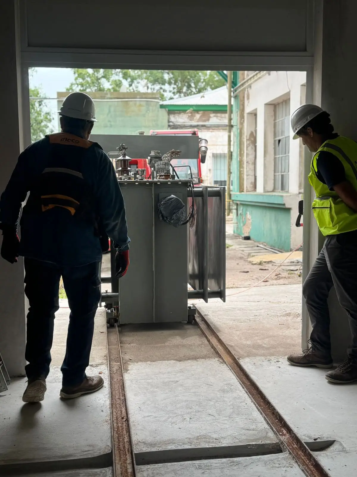 Montaje de transformadores, armado de subestaciones terrestres y aéreas